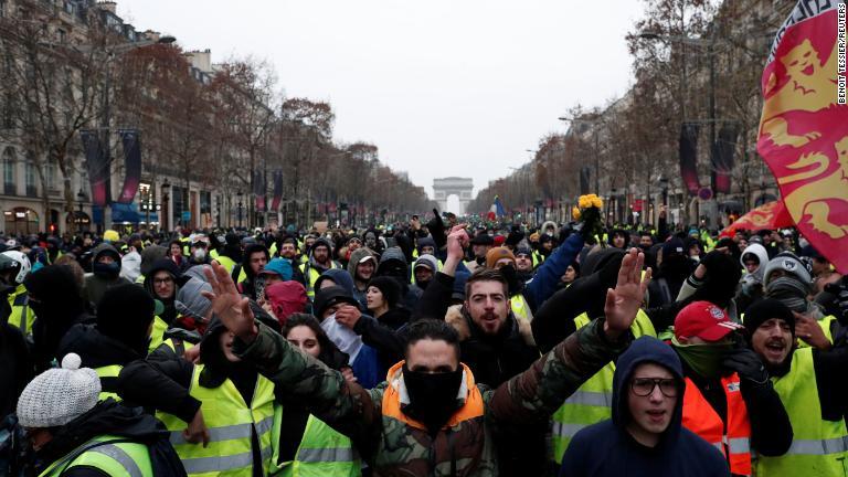 黄色いベストを着てデモに参加する人々＝１５日/Benoit Tessier/REUTERS