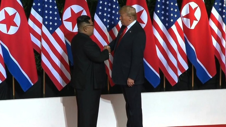 シンガポールで行われた首脳会談で握手を交わす金正恩・朝鮮労働党委員長（左）とトランプ米大統領/CNN