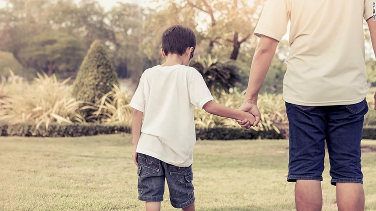 シンガポールで同性愛の父親に代理母から生まれた息子の養子縁組を認める判決が下った/Shutterstock 