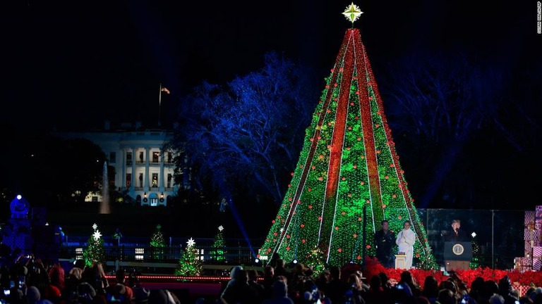 先月末に開かれた「ナショナル・クリスマスツリー」の点灯式にはトランプ大統領夫妻も参加した/Susan Walsh/AP