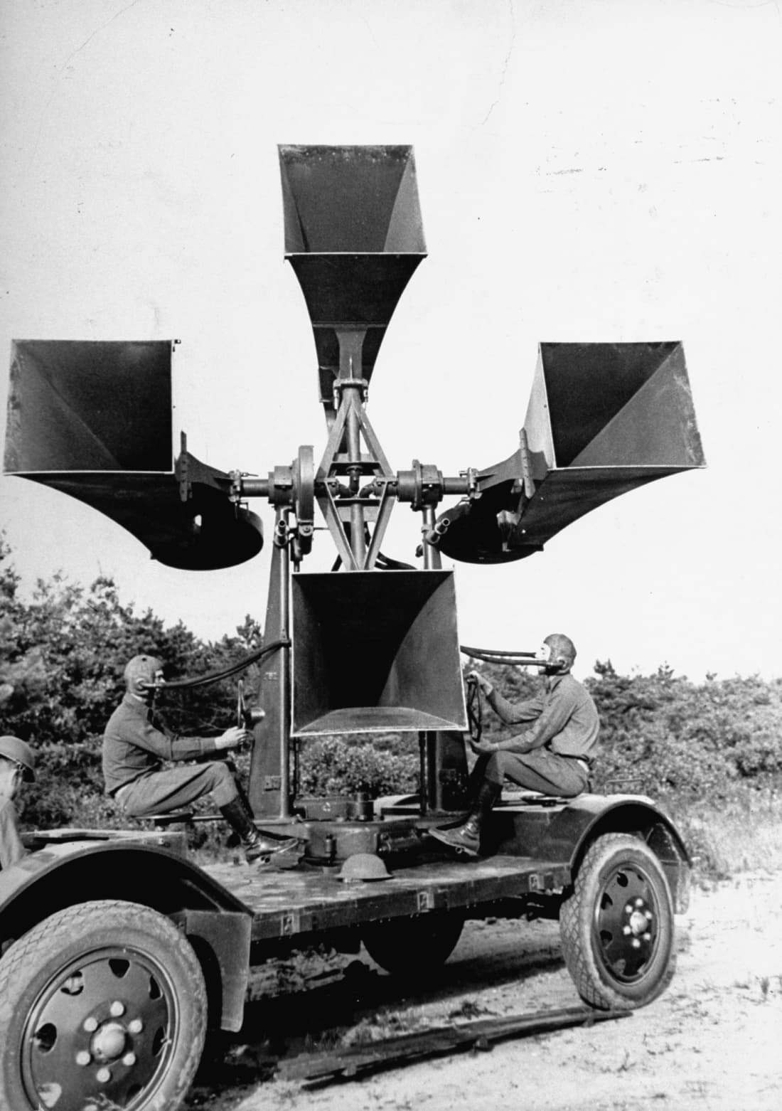レーダー導入後、聴音機を運ぶ車両の一部は他の用途に転用された/Carl Mydans/The LIFE Picture Collection/The LIFE Picture Collection/Gett