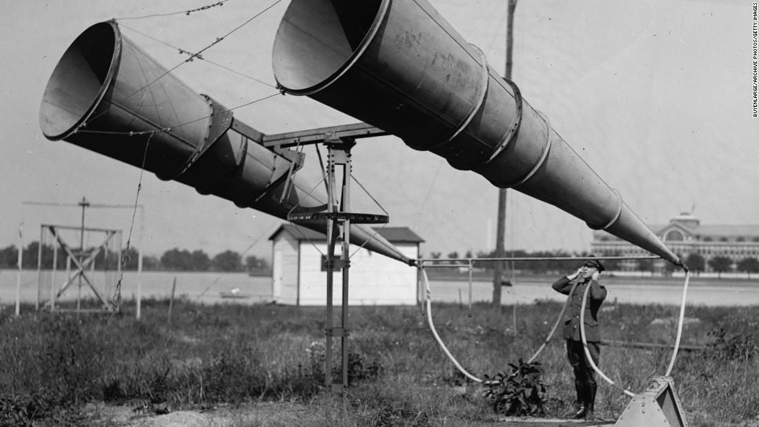 第２次世界大戦でのレーダー発明以前に、来襲する敵機の探知に使われた聴音機。楽器のような外観だった。写真は米ボーリング空軍基地で使われたもの