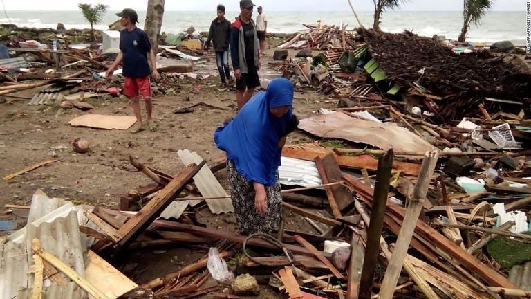 インドネシアで津波が発生し、６２人が死亡した/SEMI/AFP/AFP/Getty Images