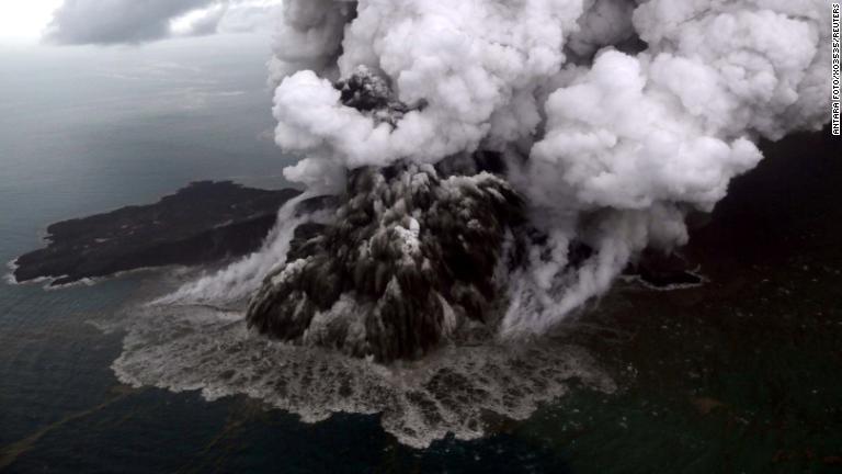 クラカタウ火山が噴火する様子。同火山の噴火が津波の原因とみられている/Antara Foto/Reuters