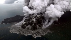 クラカタウ火山が噴火する様子。同火山の噴火が津波の原因とみられている