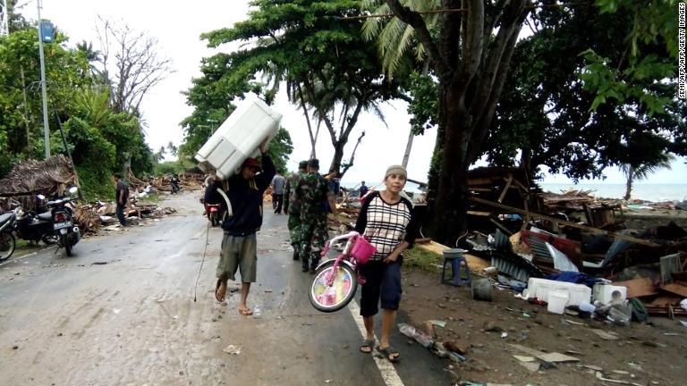 津波を受けて避難所に避難する住民/SEMI/AFP/AFP/Getty Images