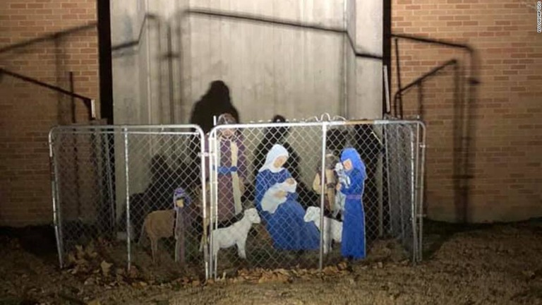 キリストの降誕を描いた場面をフェンスで取り囲んだ/Fellowship UCC