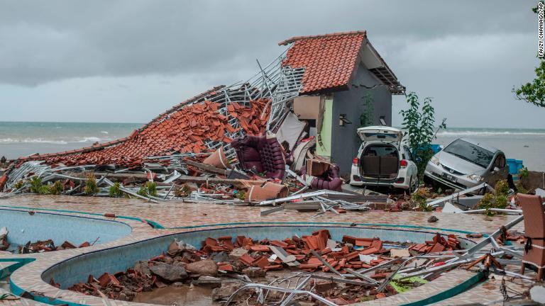津波に襲われた建物/Fauzy Chaniago/AP
