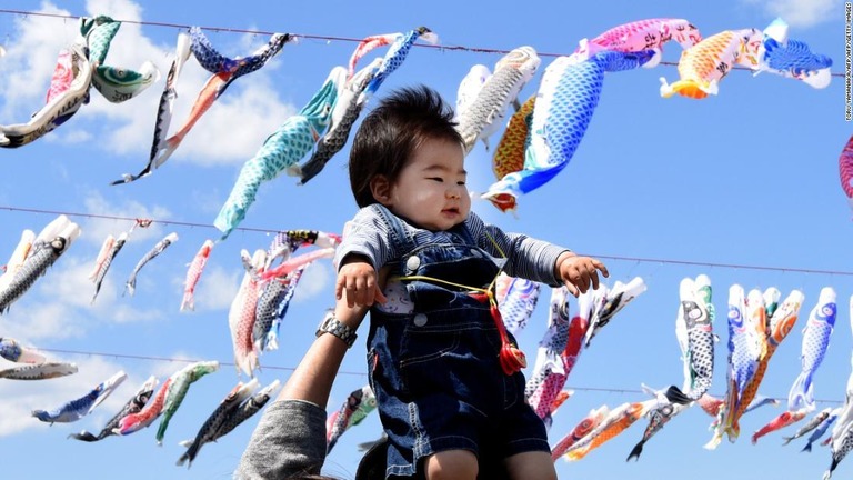日本の２０１８年の出生数は９２万１０００人と３年連続で１００万人を下回った/TORU YAMANAKA/AFP/AFP/Getty Images