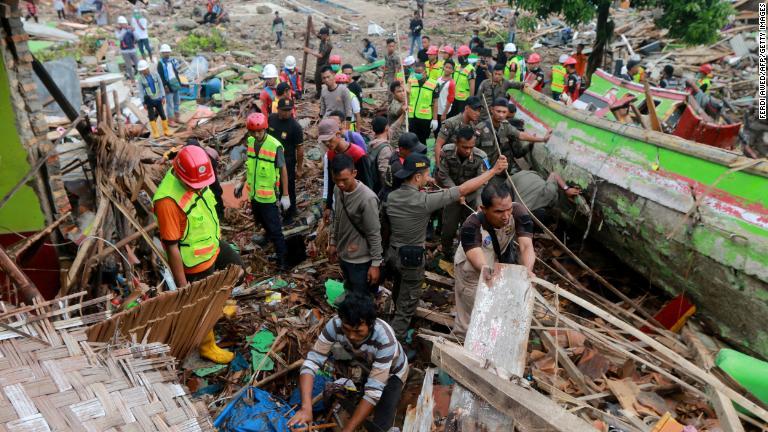 津波被害の状況を確かめる住民＝２３日、カリタ/Ferdi Awed/AFP/Getty Images