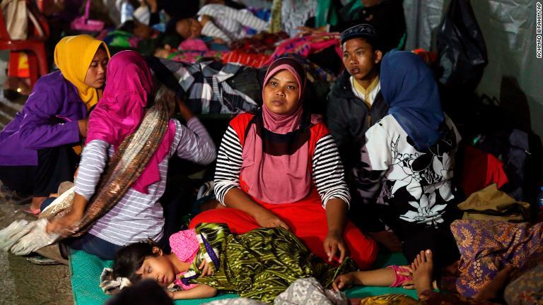 シェルターに避難してきた人々＝２３日、タンジュン・レスン/Achmad Ibrahim/AP