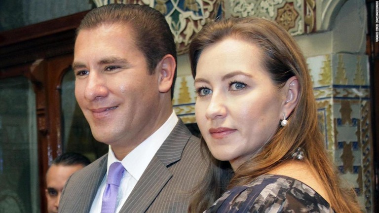 ヘリコプターの墜落で死亡したエリカアロンソ州知事（右）と夫のモレノバジェ氏/VÍCTOR HUGO ROJAS/Newscom