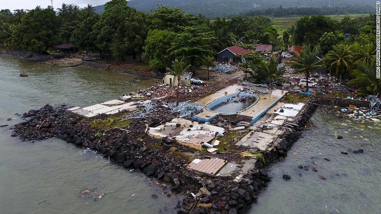 津波によるがれきに覆われたリゾート施設/Dimas Ardian/Bloomberg/Getty Images