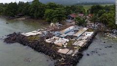 津波によるがれきに覆われたリゾート施設