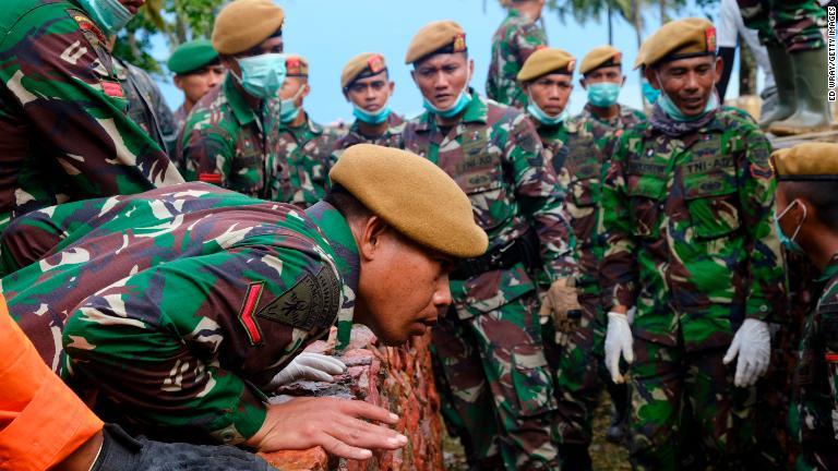 行方不明者の捜索を行うインドネシア軍兵士＝２４日/Ed Wray/Getty Images
