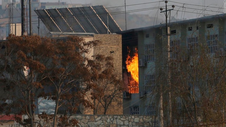 アフガニスタン首都の政府施設が襲撃され、少なくとも２５人が死亡した/Rahmat Gul/AP
