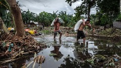 インドネシア津波、死者３７３人に　新たな津波の恐れも