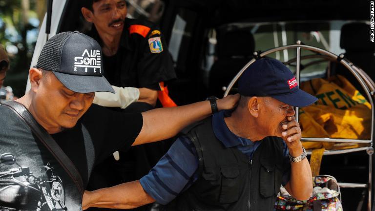救助作業中に関係者の遺体を見つけて感情を表す男性＝２４日/Jorge Silva/Reuters