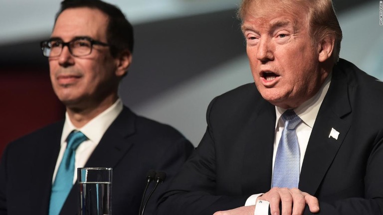 トランプ大統領（右）がムニューシン財務長官に対して不満をつのらせているという/AFP/Getty Images