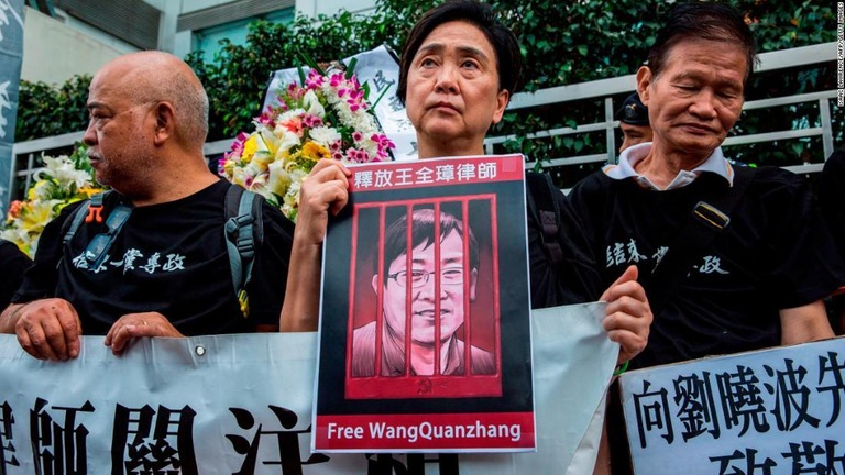 人権派弁護士、王全璋氏の拘束に抗議する人々/ISAAC LAWRENCE/AFP/Getty Images