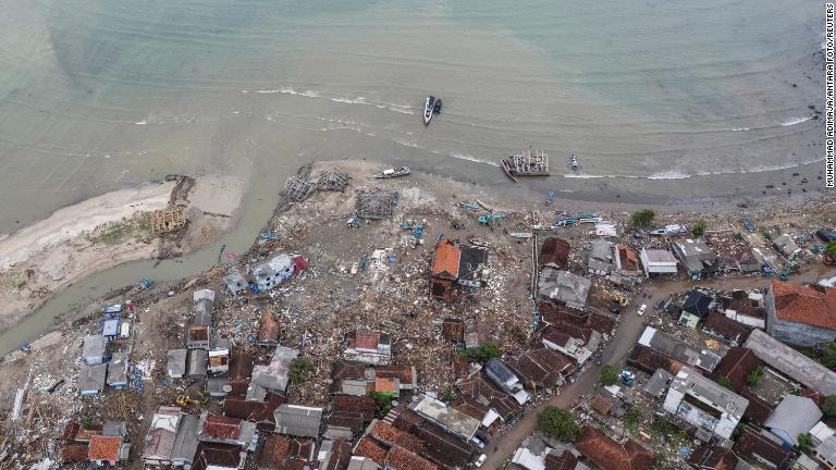 海に面した地域で大きな被害が出た/Muhammad Adimaja/Antara Foto/Reuters