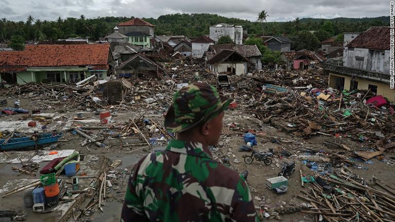 被災地に派遣されたインドネシア軍兵士＝２５日/Dimas Ardian/Bloomberg via Getty Images