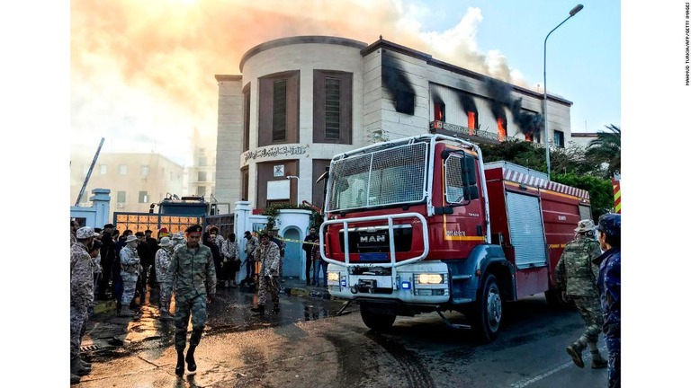 リビアの外務省が武装集団に襲われ、３人が死亡した/MAHMUD TURKIA/AFP/Getty Images