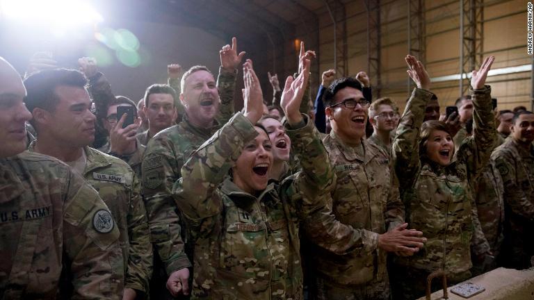 トランプ大統領の演説に歓声で答える兵士ら/Andrew Harnik/AP