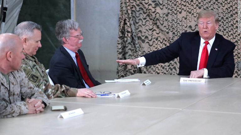 イラク訪問にはボルトン大統領補佐官も同行した/Jonathan Ernst/REUTERS