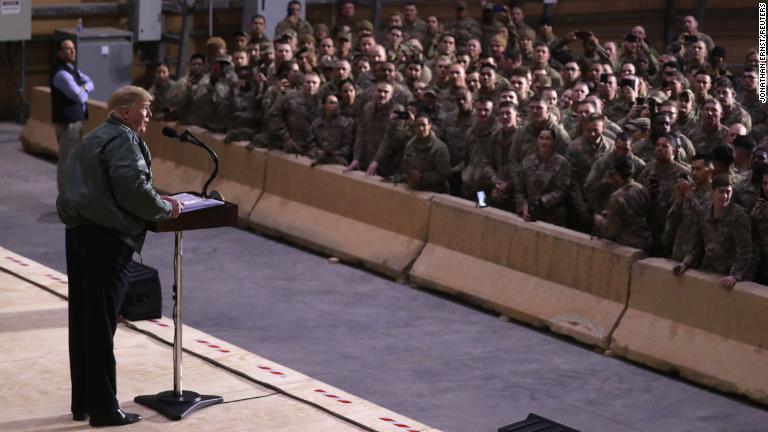 兵士らに向けて演説を行うトランプ大統領/Jonathan Ernst/REUTERS