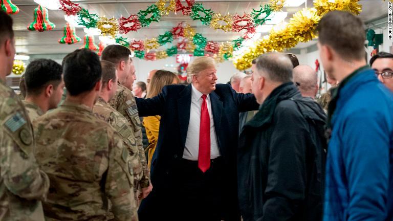 兵士らと交流するトランプ大統領/Andrew Harnik/AP