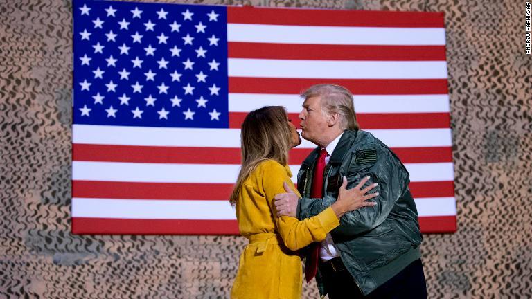 メラニア夫人にキスするトランプ氏/Andrew Harnik/AP