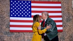 メラニア夫人にキスするトランプ氏