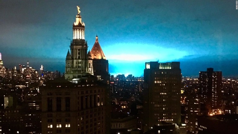 変電所の爆発で生じた青白い光が高層ビル群の背後の夜空を照らし出した/Steve Fine