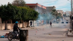 ジャーナリストの焼身自殺でデモ激化、警官隊と衝突　チュニジア