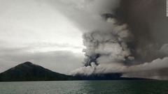 インドネシア火山の警戒レベル引き上げ、航空機ルート変更　新たな津波の恐れも