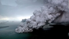 津波原因のインドネシアの火山、高さが３分の１に