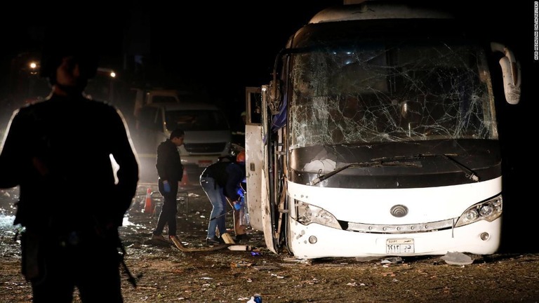 ２８日の即席爆弾の爆発で直撃を受けた観光バス＝ギザ/Amr Abdallah Dalsh/Reuters