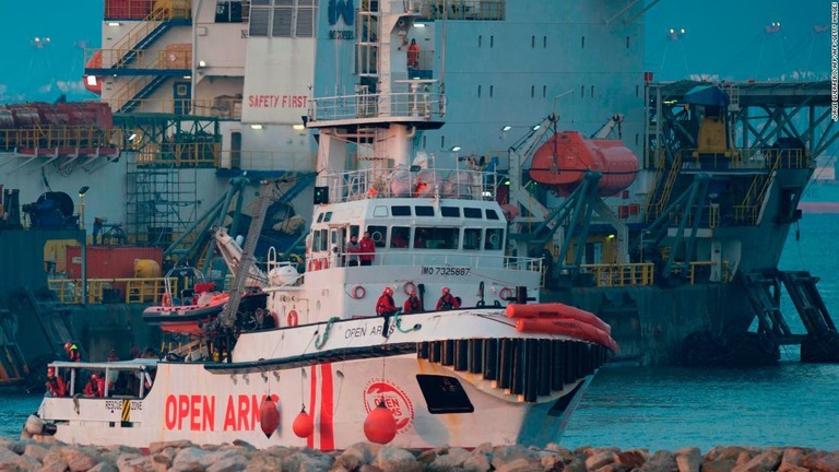 ３００人以上の難民を乗せたスペインの支援団体「プロアクティバ・オープン・アームズ」の船が入港/JORGE GUERRERO/AFP/AFP/Getty Images