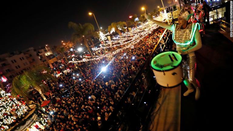 新年を祝うイベントに参加した人々＝カイロ/Amr Abdallah Dalsh/Reuters