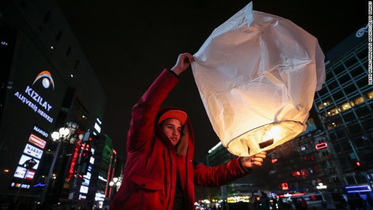 願い事をこめてバルーンを空に放つ少年＝トルコ/Metin Aktas/Anadolu Agency/Getty Images