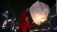 願い事をこめてバルーンを空に放つ少年＝トルコ