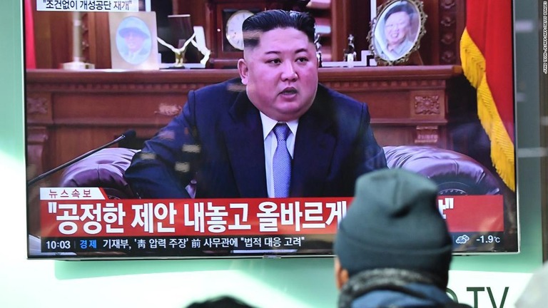 金委員長による新年の辞の報道を見る人＝１日、韓国ソウル/JUNG YEON-JE/AFP/AFP/Getty Images