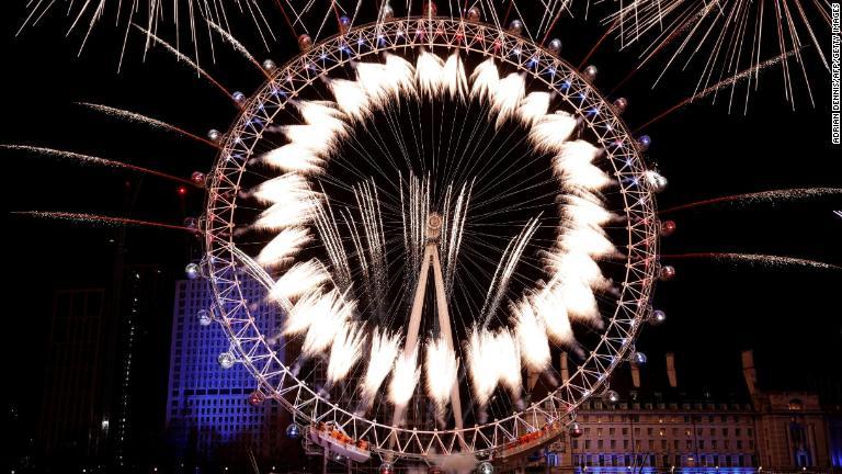 花火で飾られた「ロンドン・アイ」＝英ロンドン/Adrian Dennis/AFP/Getty Images