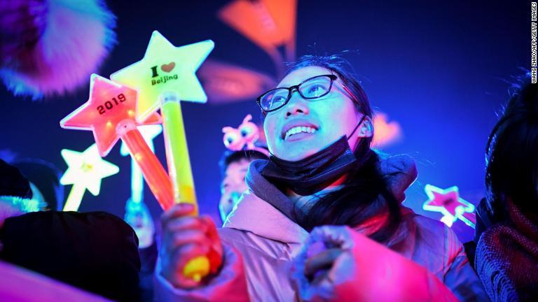 大みそかのカウントダウン・イベントに参加した女性＝北京/Wang Zhao/AFP/Getty Images