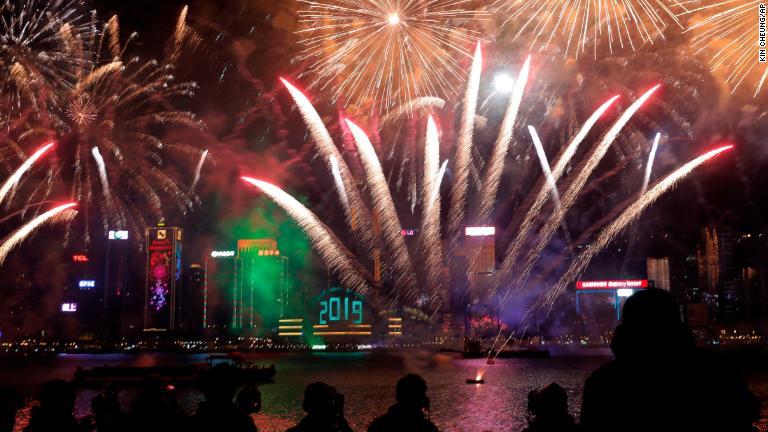 花火で新年を祝う香港のビクトリアハーバー/Kin Cheung/AP