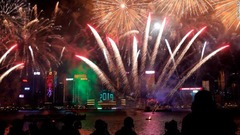 花火で新年を祝う香港のビクトリアハーバー