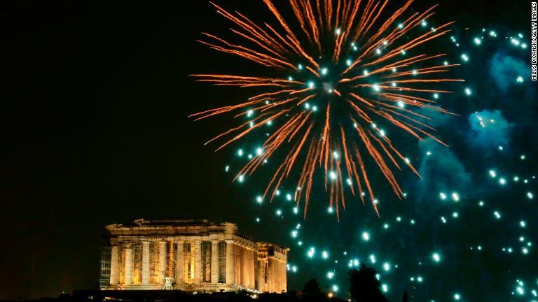 「パンテオン」の上空に打ち上げられた花火＝ギリシャ/Milos Bicanski/Getty Images