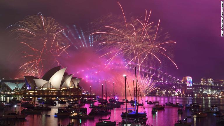 「オペラハウス」や「ハーバーブリッジ」の上空で輝く花火＝オーストラリアー・シドニー/PETER PARKS/AFP/Getty Images