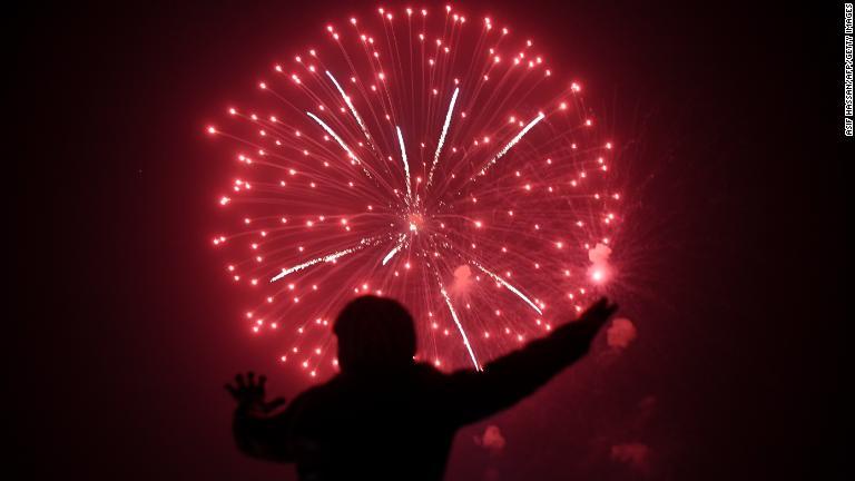 花火を見上げる男性＝パキスタン・カラチ/Asif Hassan/AFP/Getty Images